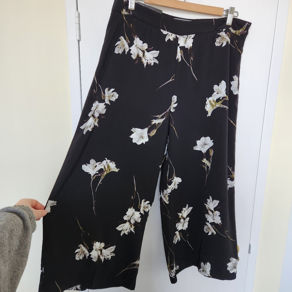 NWT Le Chateau Black Floral Cropped Wide Leg Pant - Picture 1 of 10